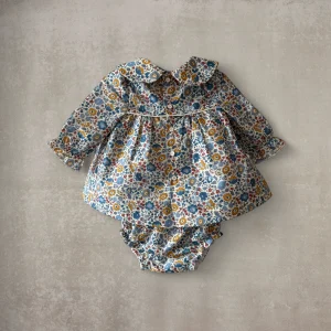 Vestido manga larga y braguita a juego. Estampado floral