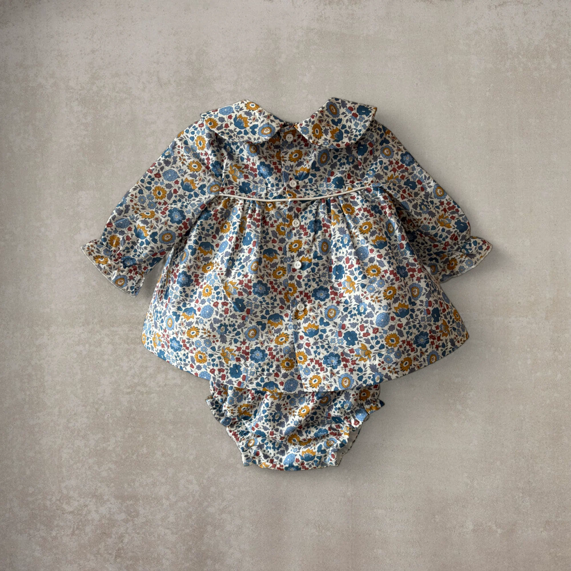 Vestido manga larga y braguita a juego. Estampado floral