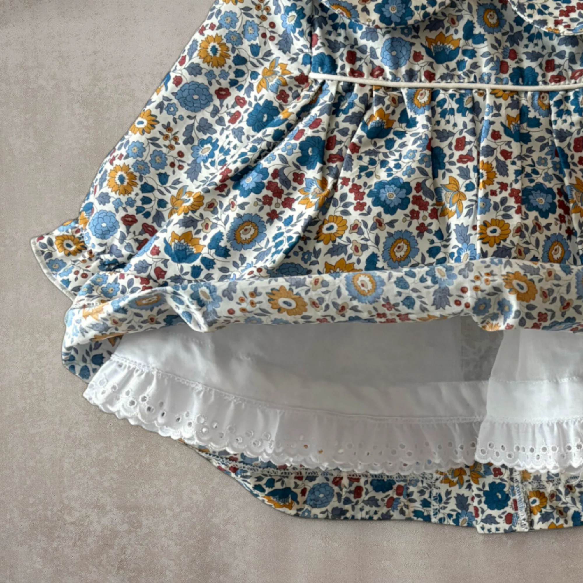 Vestido manga larga y braguita a juego. Estampado floral - Imagen 2