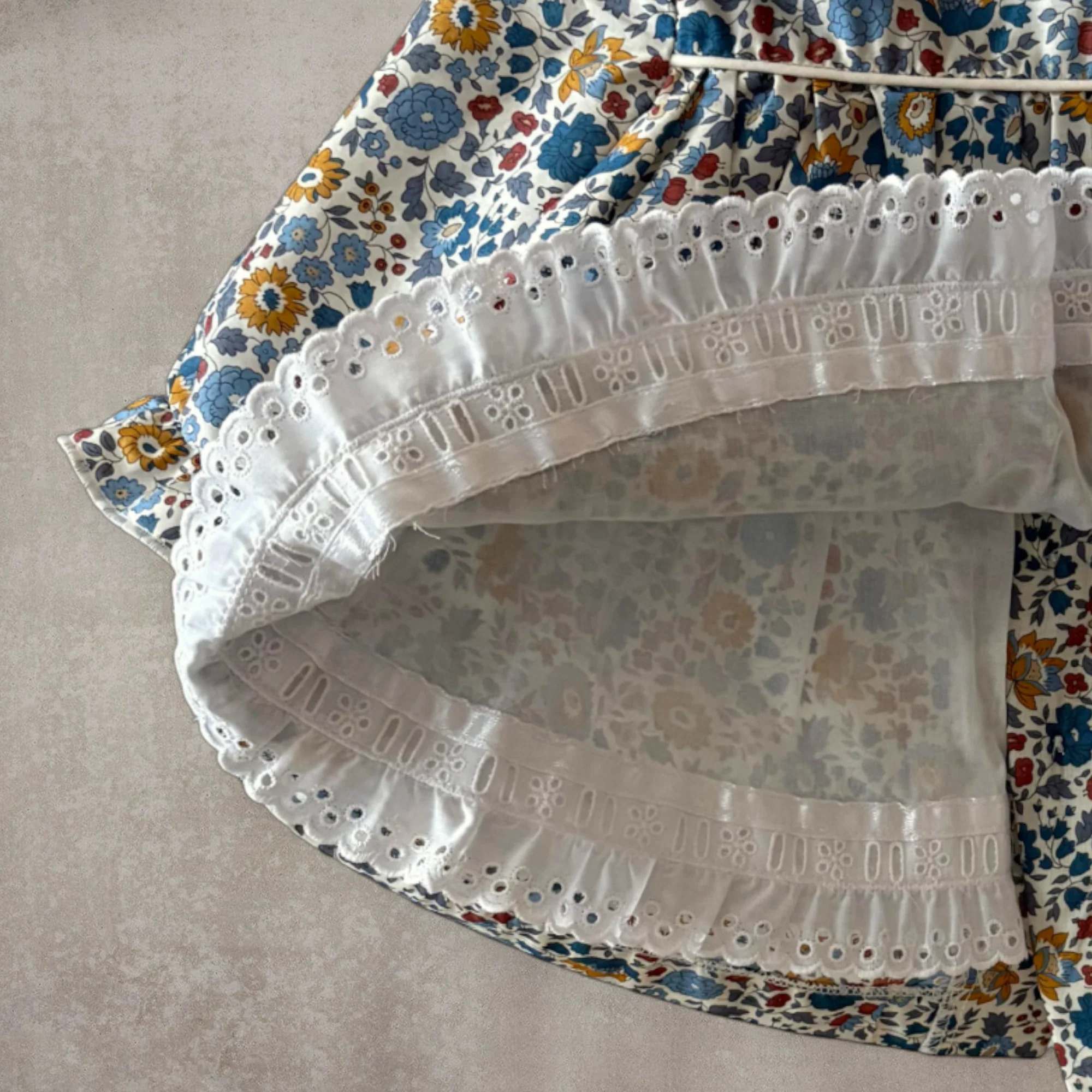 Vestido manga larga y braguita a juego. Estampado floral - Imagen 4