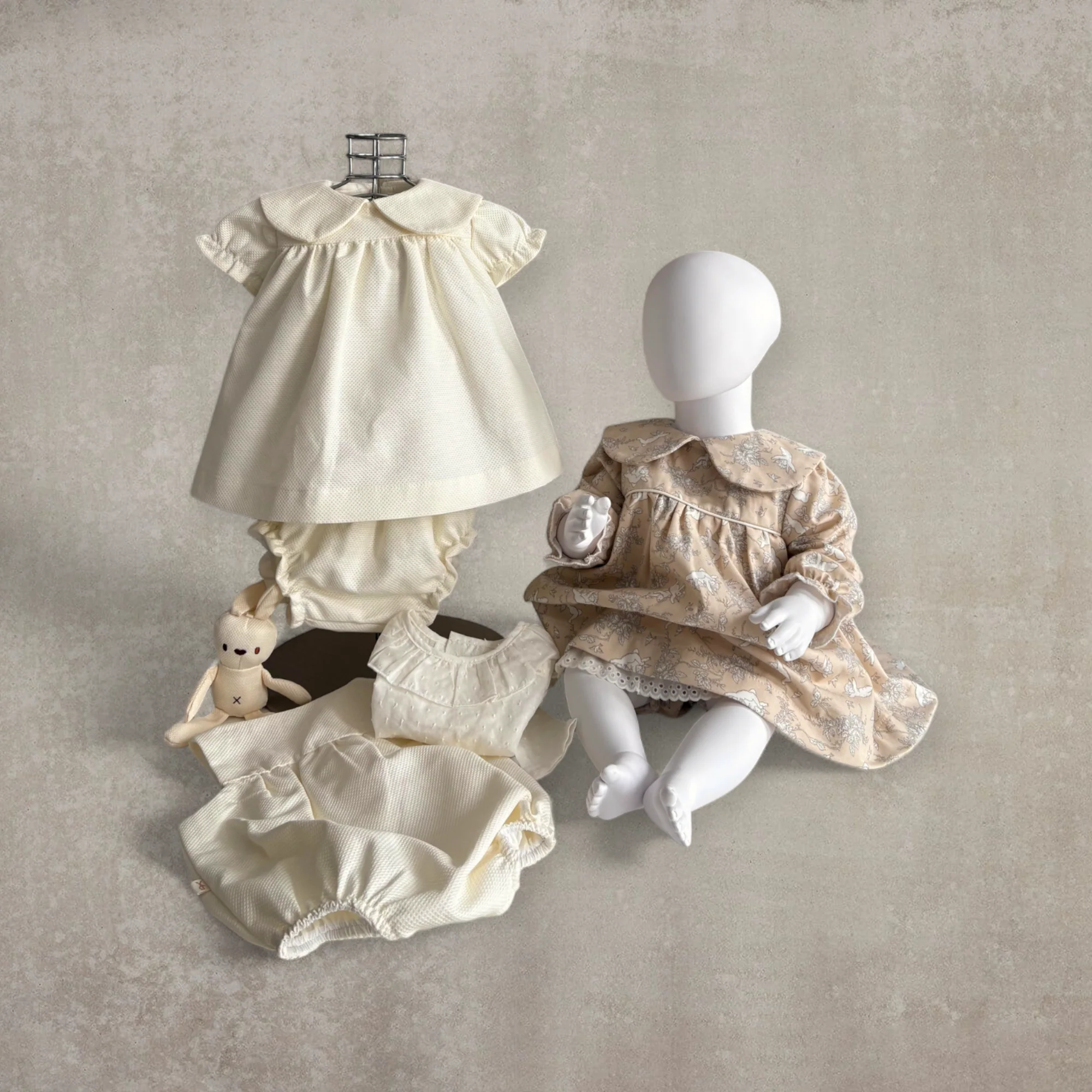 Vestido corto y braguita a juego. Beige con motas - Imagen 3